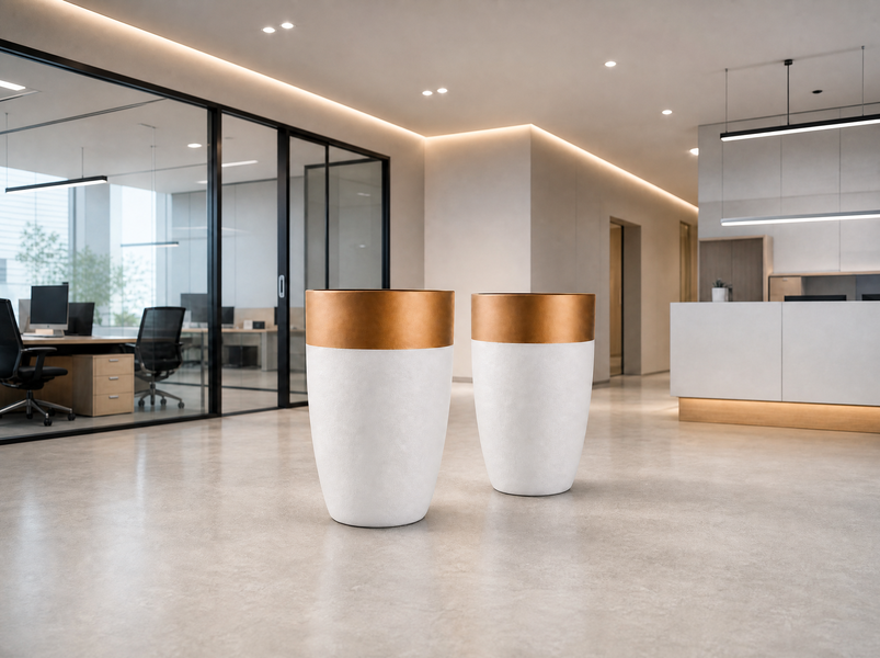 Aydınlık, modern ve minimalist bir iç mekan dekorasyonunda, farklı boyutlarda üç adet darbuka saksının şık bir şekilde gruplandırıldığı bir sahne.