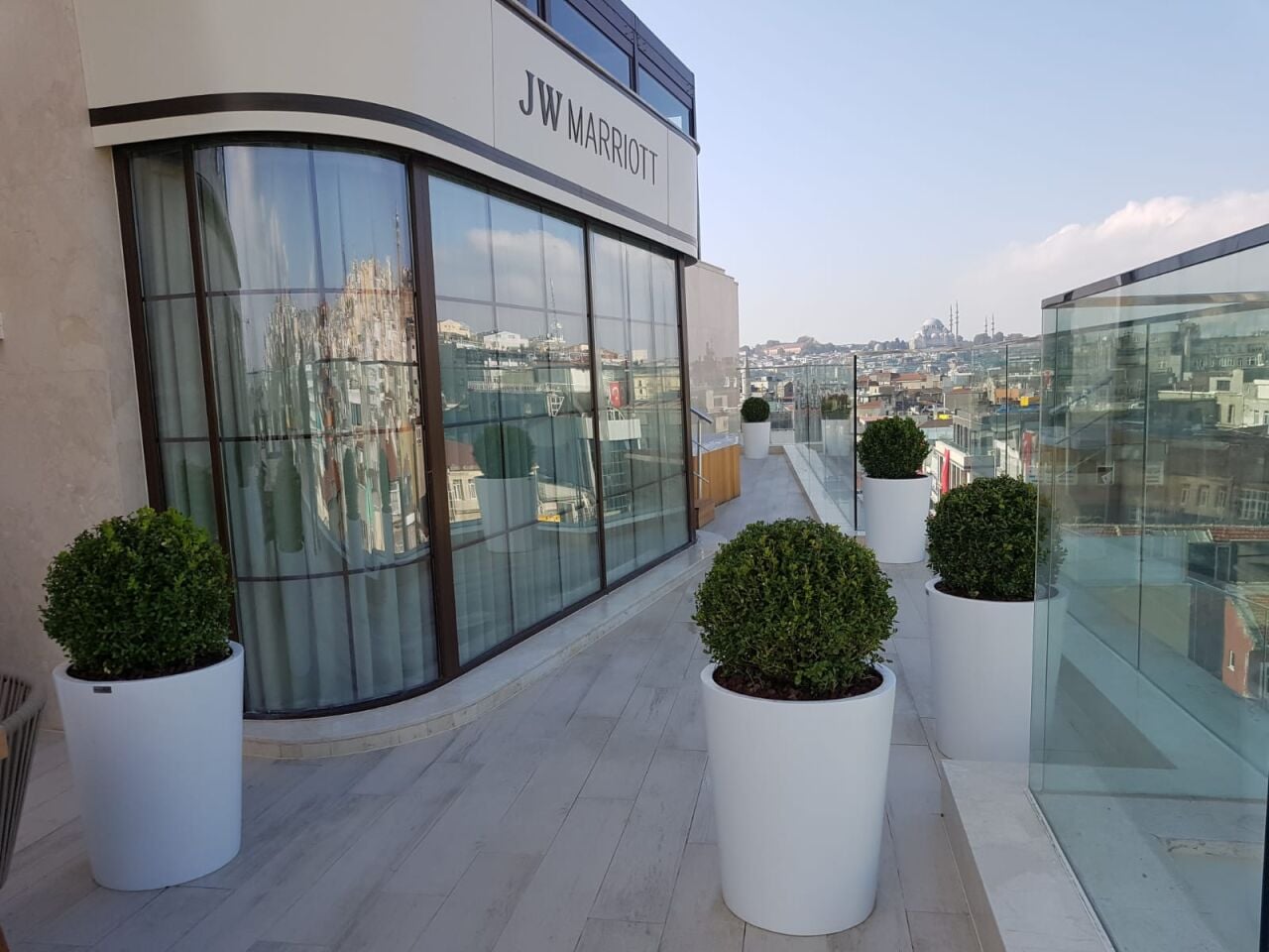 Peyzaj Projelerinde Fiber Saksı Kullanımı: Modern ve Dayanıklı Çözümler